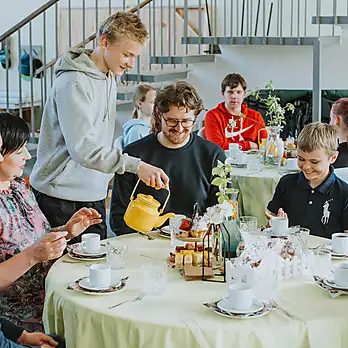 Slikto manieru tējas dzeršanas pēcpusdiena JIC "Mērķis"